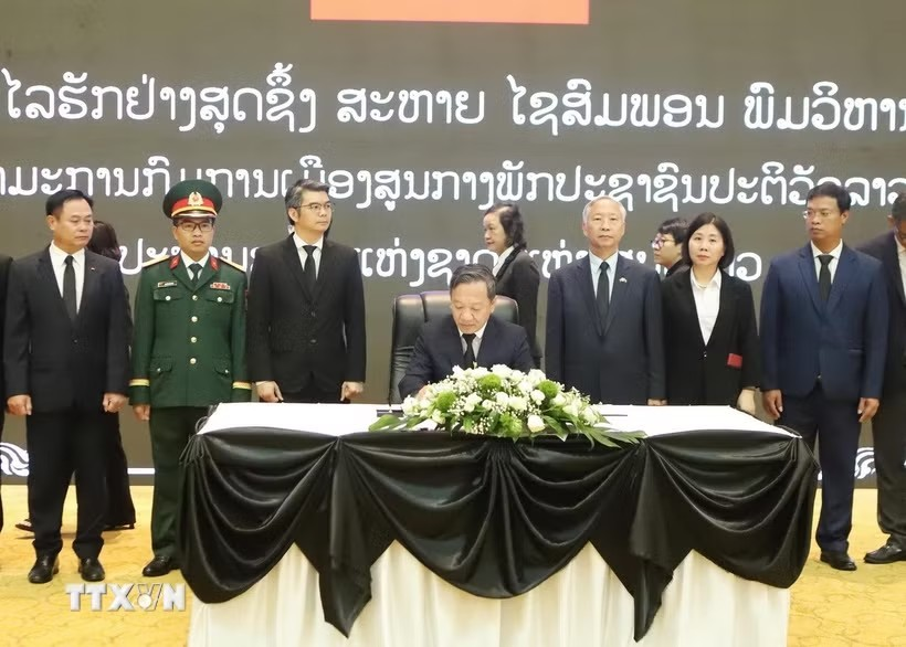 Đại sứ quán Việt Nam và cộng đồng người Việt Nam tại Lào viếng đồng chí Xaysomphone Phomvihane