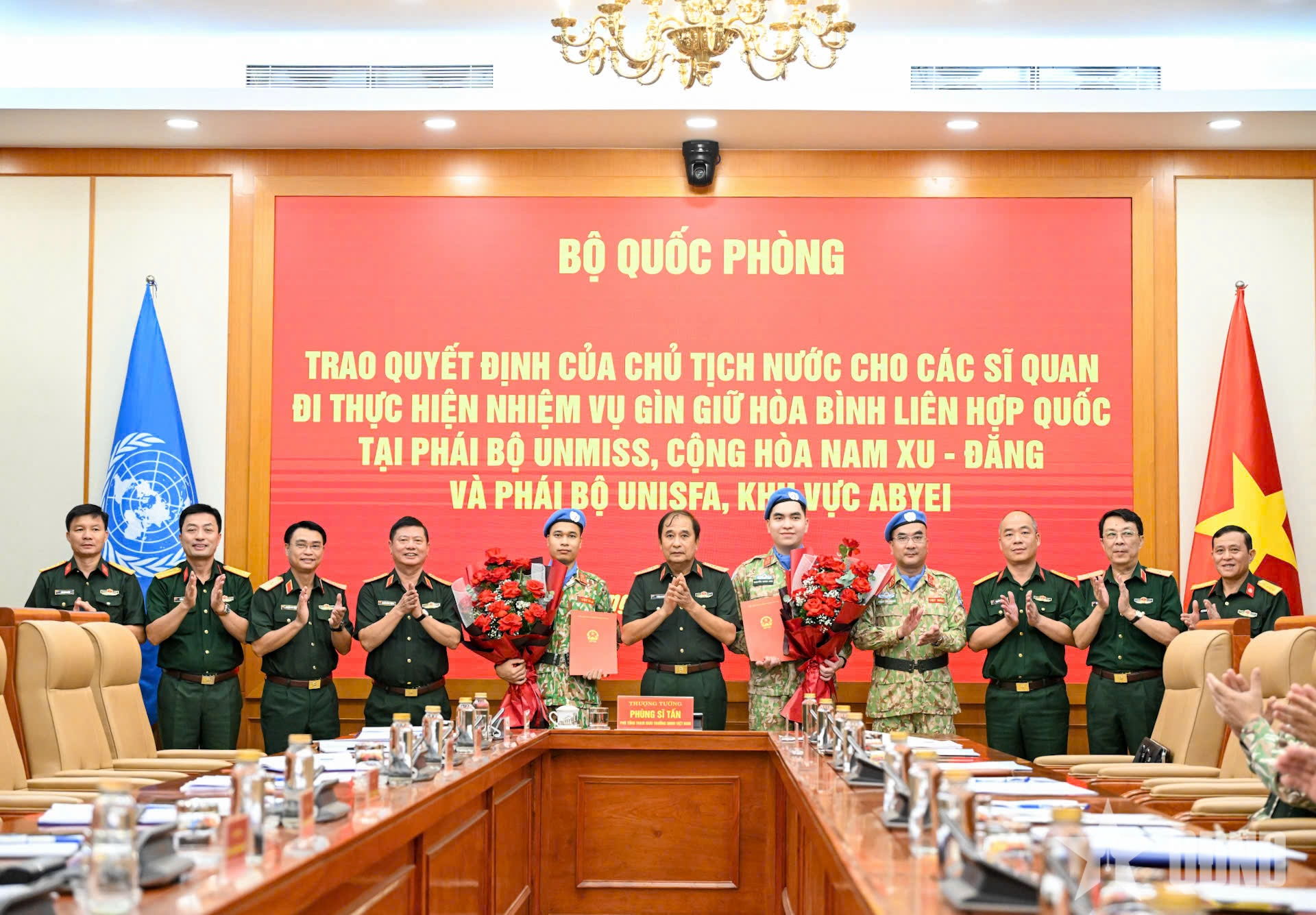 Trao Quyết định của Chủ tịch nước cho hai sĩ quan thực hiện nhiệm vụ gìn giữ hòa bình Liên hợp quốc