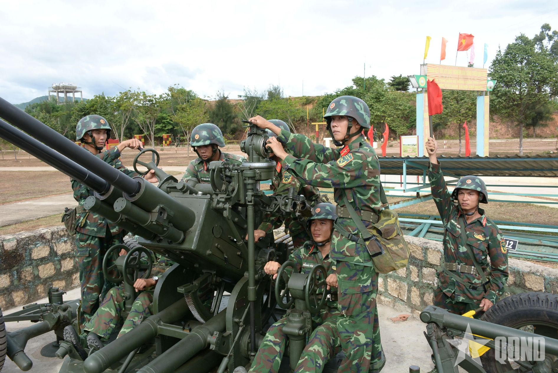 Lữ đoàn Phòng không 573 (Quân khu 5) luyện quân trên đất võ