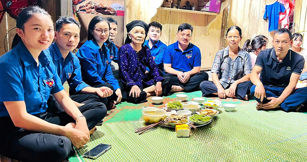 Bữa cơm cùng mẹ liệt sĩ 