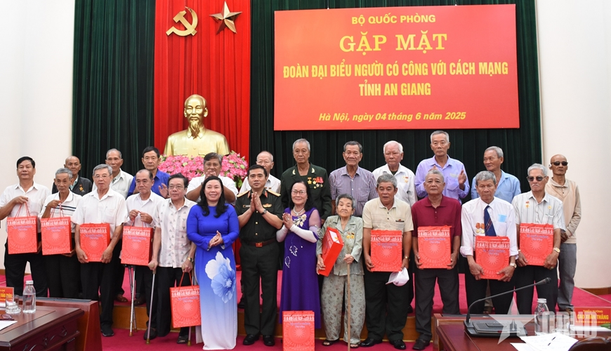 Bộ Quốc phòng trả lời kiến nghị tặng quà dịp lễ, Tết với người hưởng chế độ theo Quyết định số 142/2008/QĐ-TTg