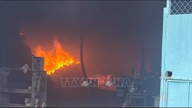TP Hồ Chí Minh: Cháy cơ sở ván ép, lửa lan sang xưởng cơ khí


