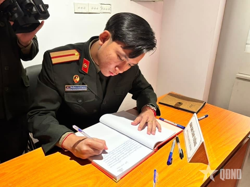 ­­Sinh viên Lào tại Việt Nam ti­ếc thương đồng chí Xaysomphone Phomvihane