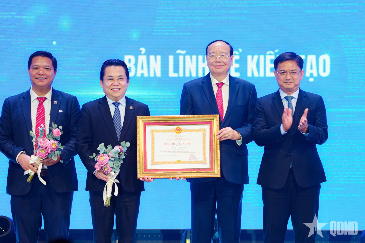Trường Đại học Hoa Sen đón nhận Huân chương Lao động hạng Ba