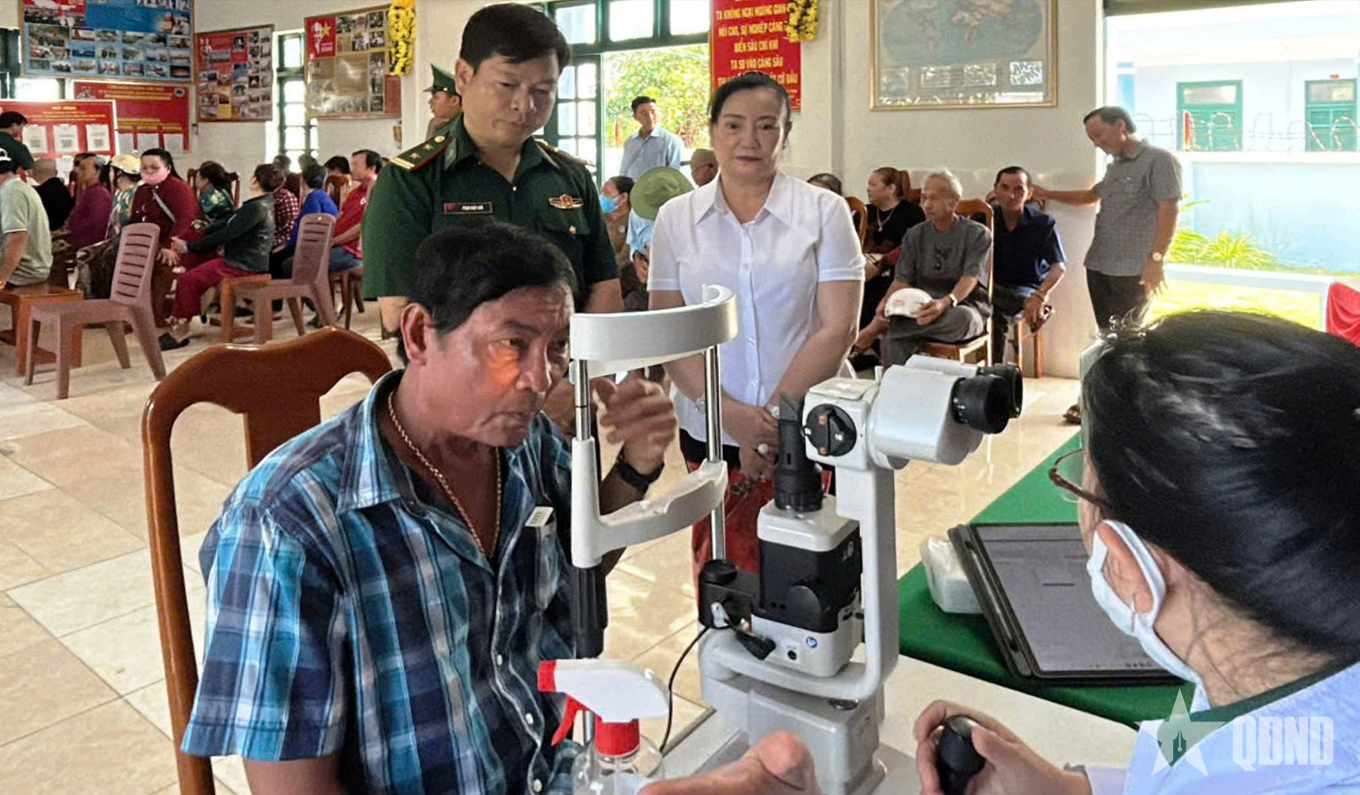 Cà Mau: 300 người dân được khám mắt, phát thuốc miễn phí 