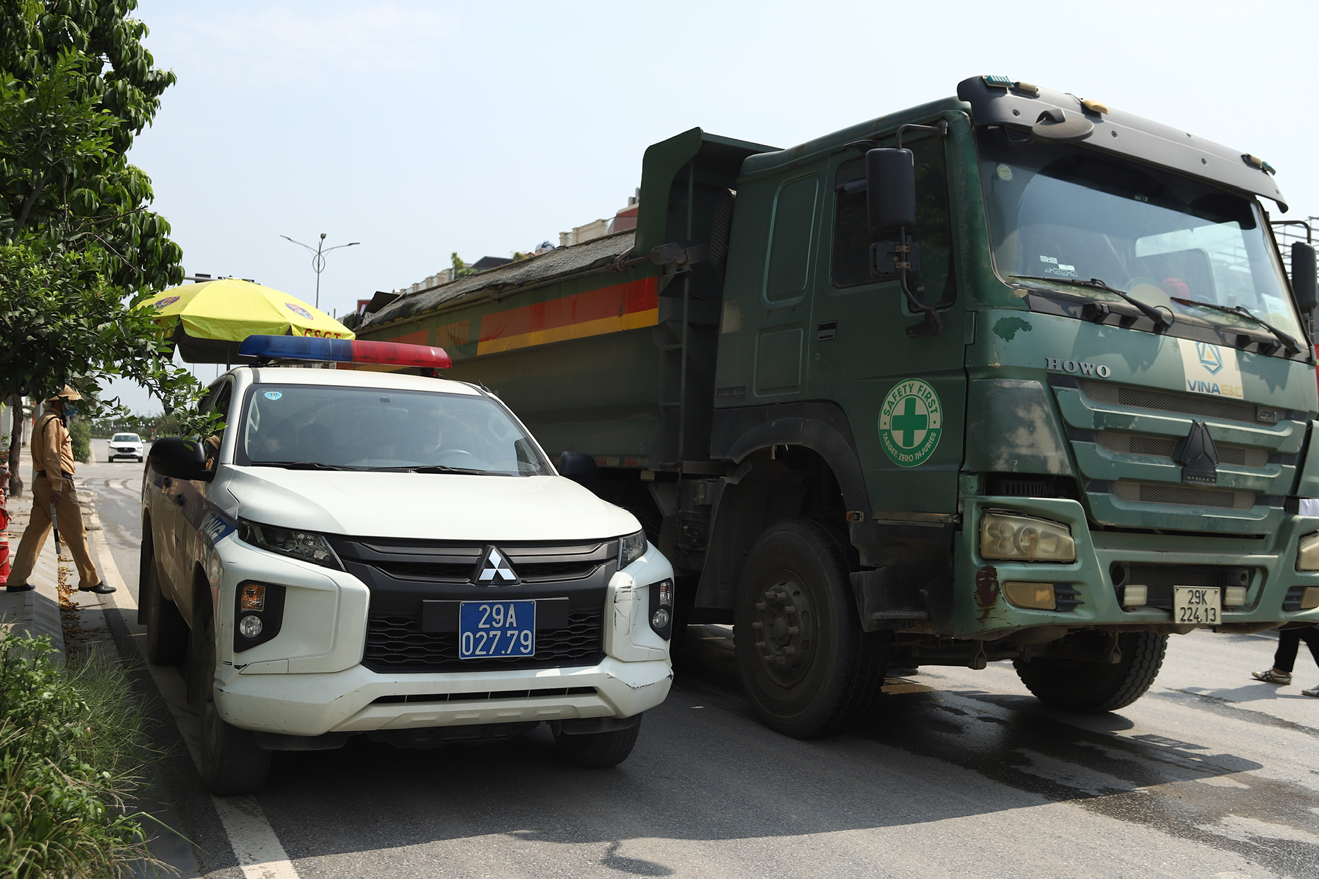 Hà Nội: Tăng cường kiểm tra, xử lý các trường hợp xe tải để vật liệu rơi vãi, cơi nới thành thùng, quá tải