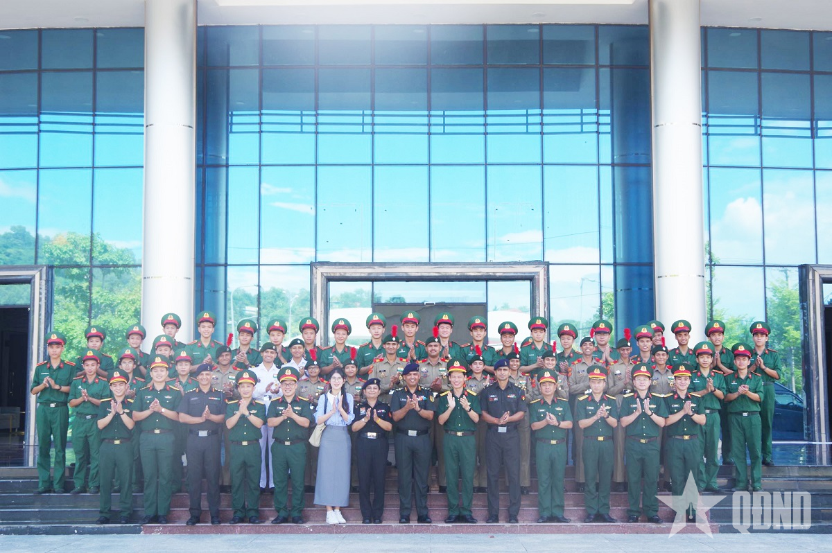 Đoàn đại biểu Tổng đội Thiếu sinh quân Ấn Độ giao lưu tại Trường Sĩ quan Thông tin
