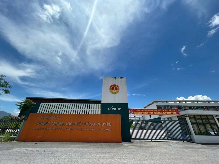 Bộ Gi&aacute;o dục v&agrave; Đ&agrave;o tạo b&aacute;o c&aacute;o nhanh về ng&agrave;y thi đầu ti&ecirc;n ở điểm thi Trường THPT chuy&ecirc;n Tuy&ecirc;n Quang