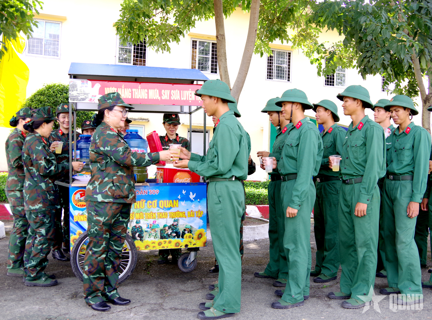 Tiếp sức cho bộ đội luyện tập chương trình “Tổ quốc trong tim”