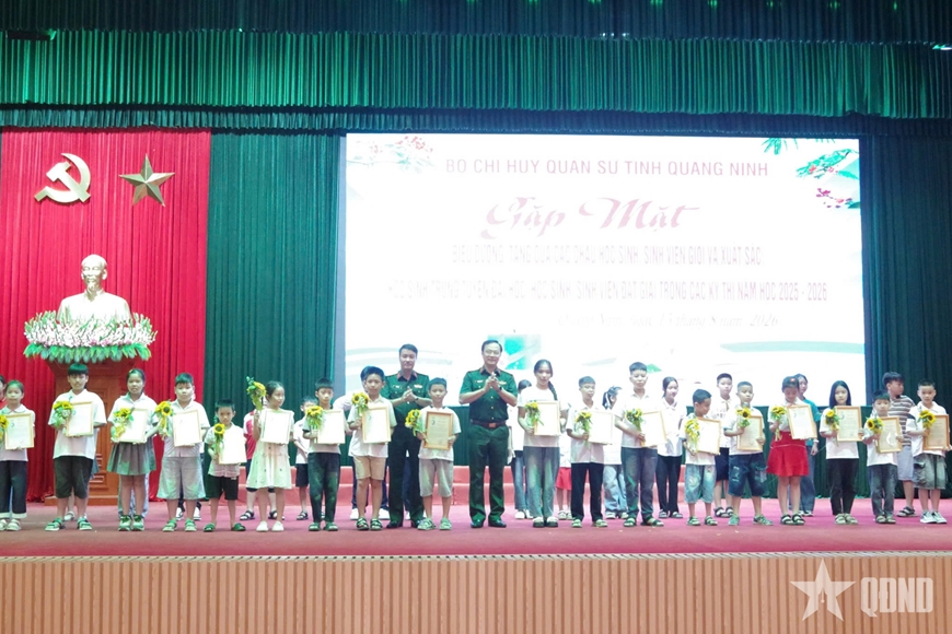 Bộ CHQS tỉnh Quảng Ninh gặp mặt, biểu dương học sinh, sinh viên có thành tích xuất sắc năm học 2025-2026
