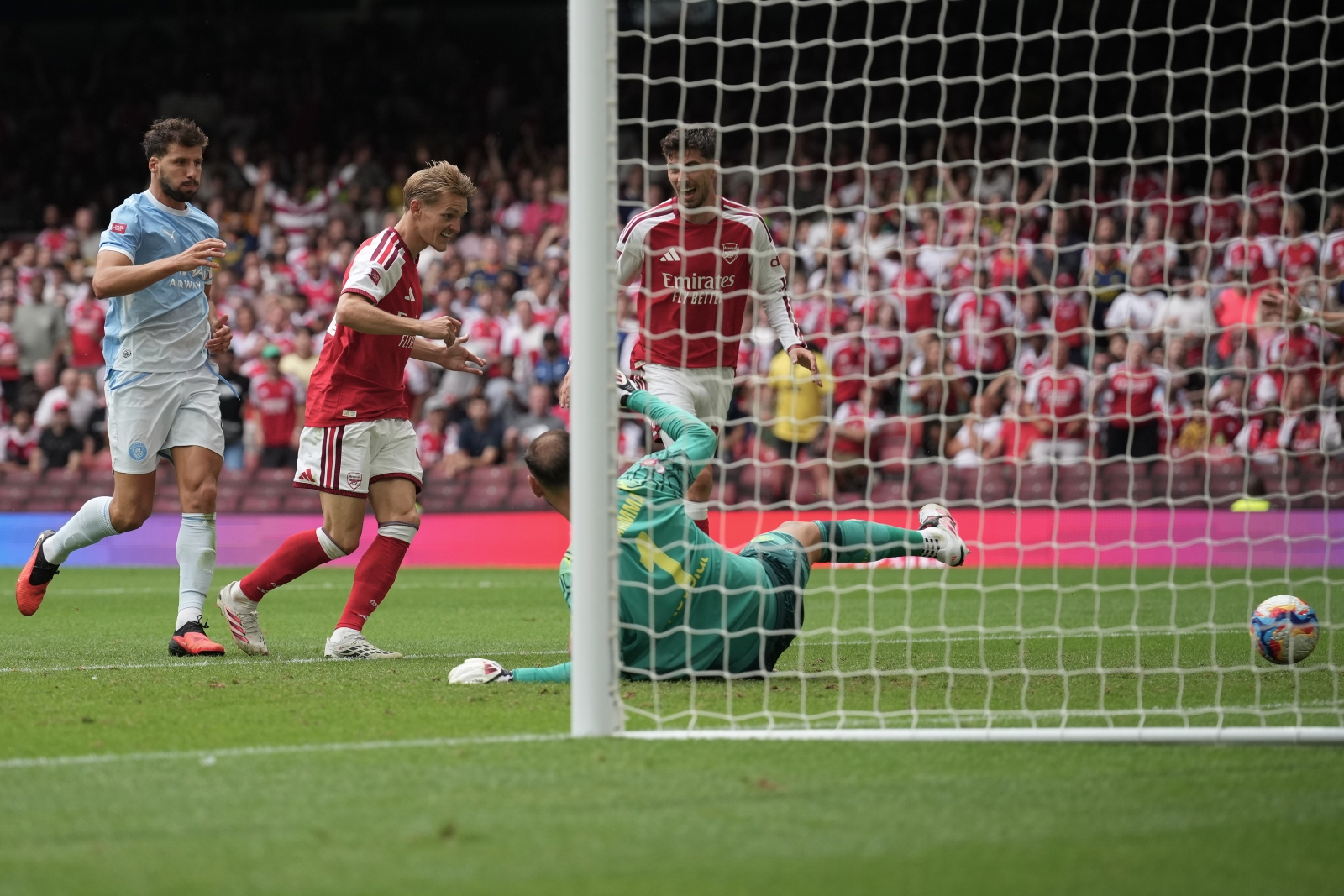 Thắng đậm Man City, Arsenal đoạt Siêu cúp Anh