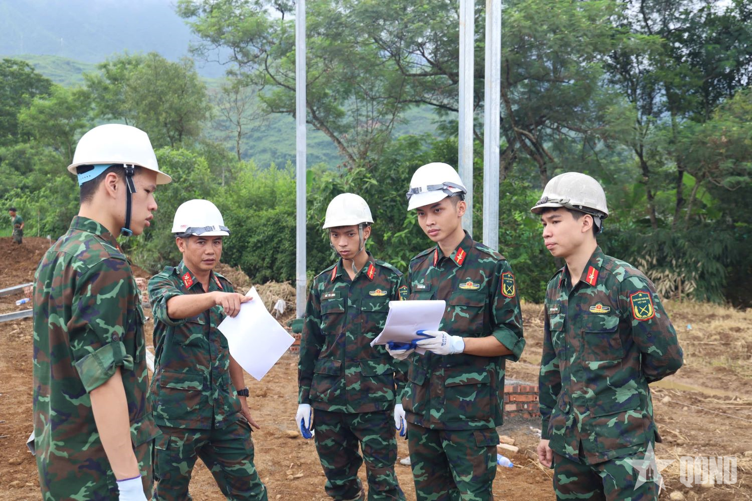 Hơn 10 ngày “gác sách bút lên đường”, một bài học lớn