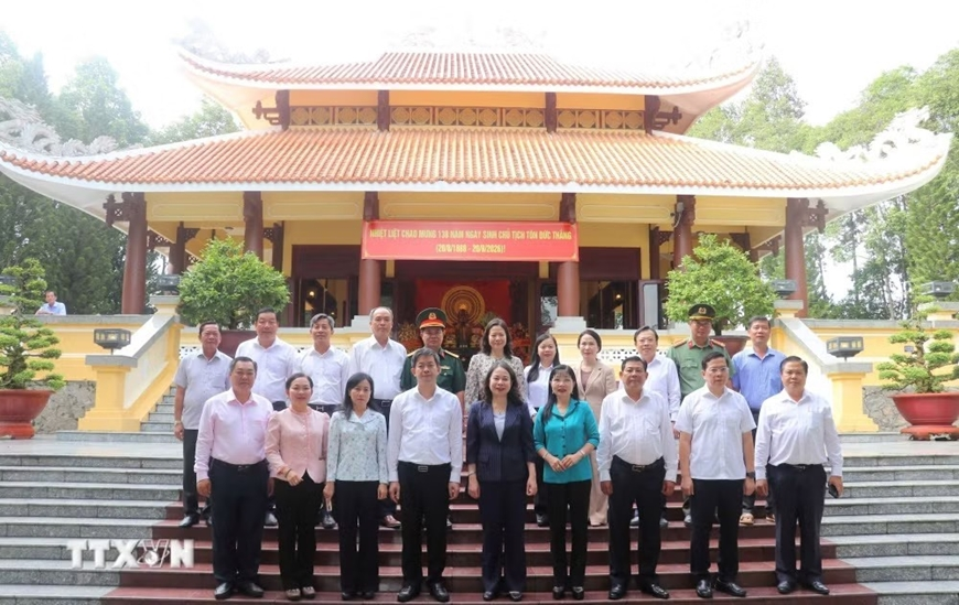 Phó chủ tịch nước Võ Thị Ánh Xuân dâng hương tưởng nhớ Chủ tịch Tôn Đức Thắng