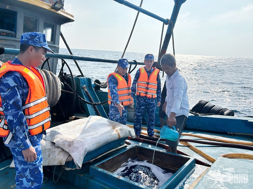 Bắt giữ tàu vận chuyển trái phép khoảng 130.000 lít dầu D.O