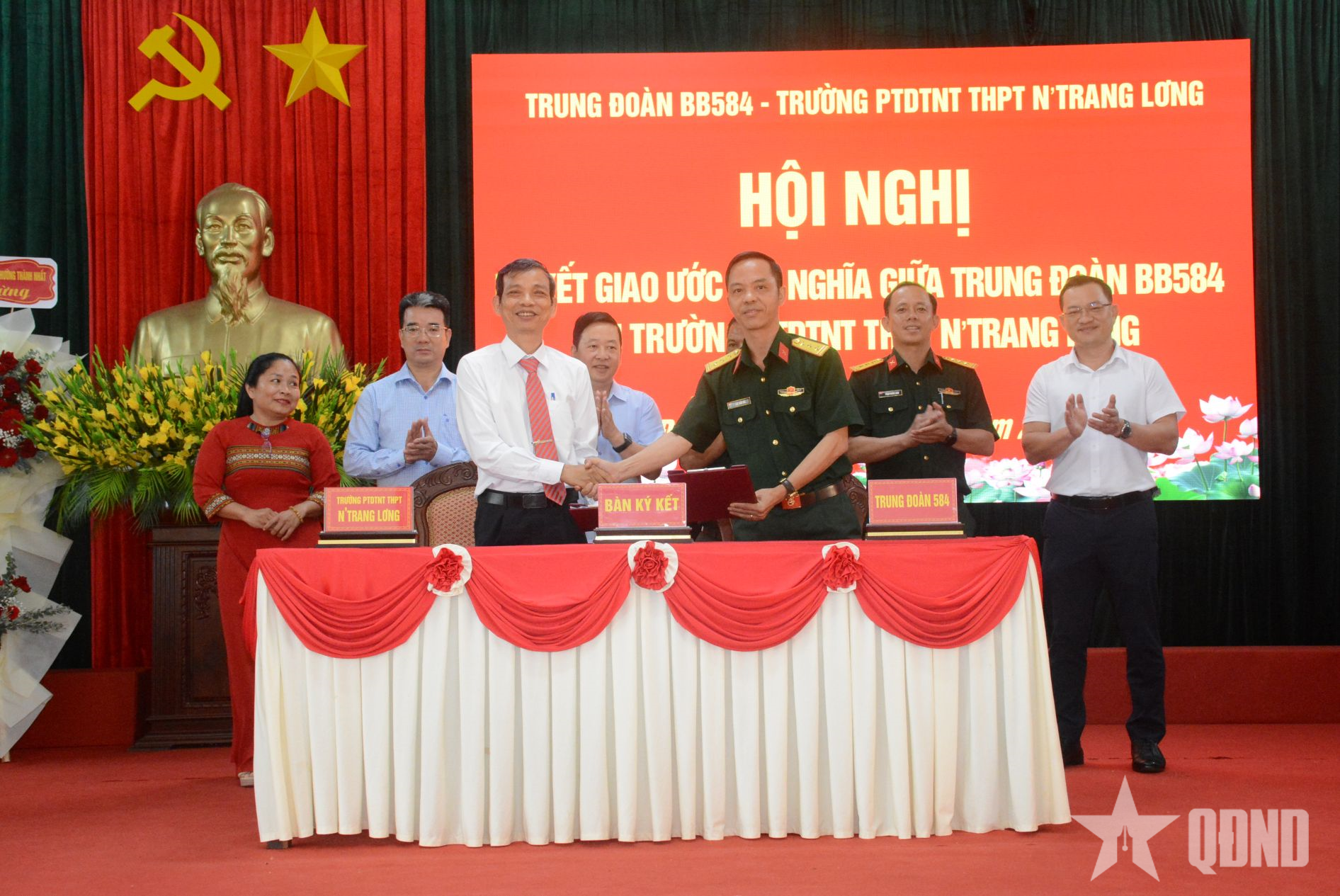 Trung đoàn 584 (Bộ CHQS tỉnh Đắk Lắk) kết nghĩa với Trường Phổ thông dân tộc nội trú THPT N’Trang Lơng