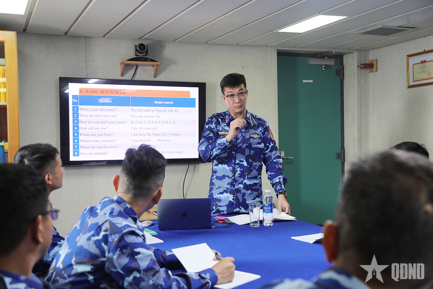 Lớp học tiếng Anh giữa đại dương

