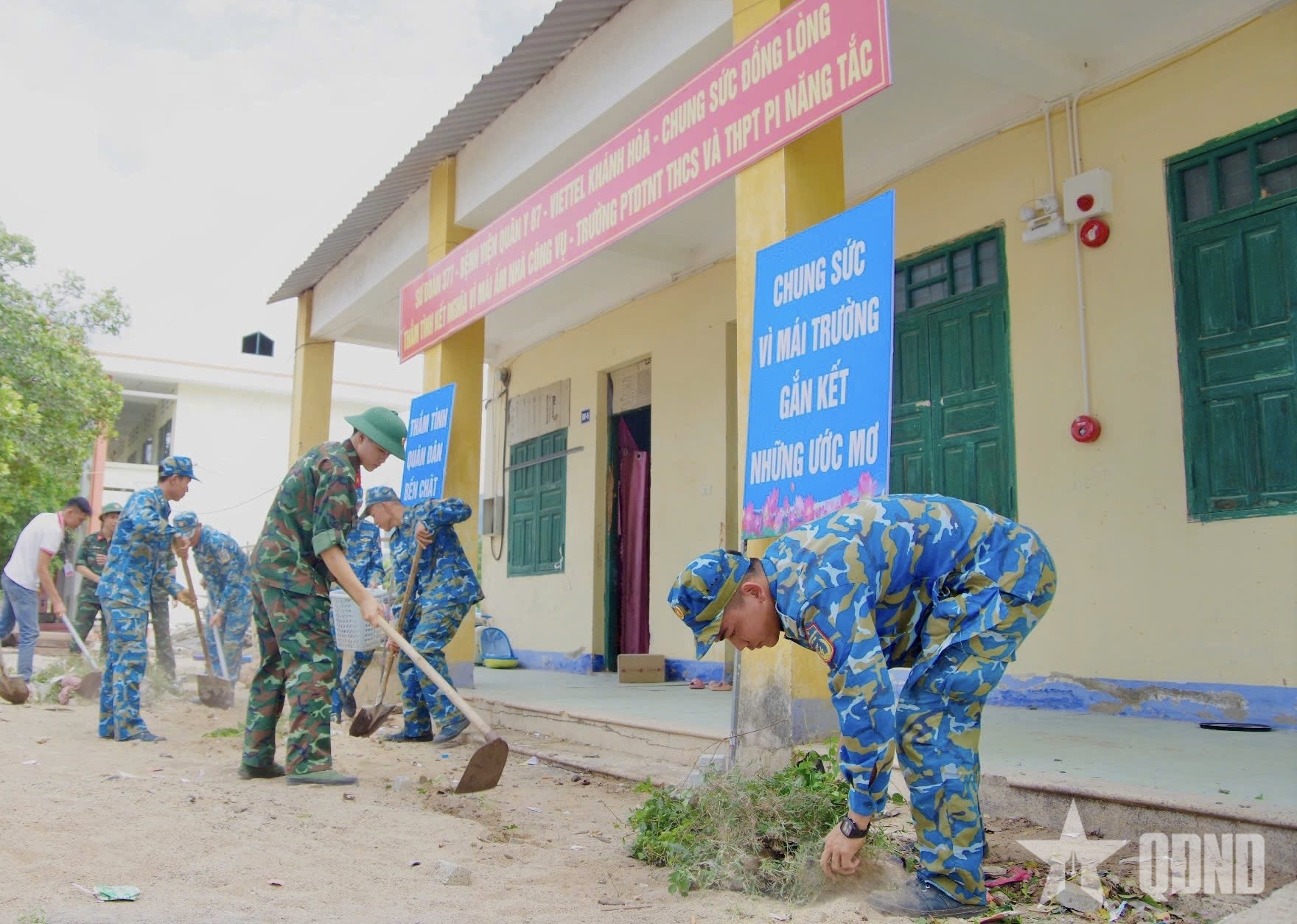 Sư đoàn 377 chung tay sửa nhà công vụ giáo viên trường dân tộc nội trú
