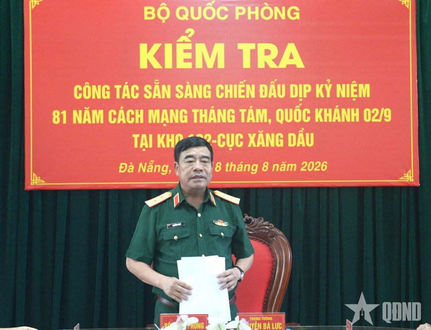 Trung tướng Nguyễn Bá Lực kiểm tra sẵn sàng chiến đấu tại Kho 182 (Cục Xăng dầu)
