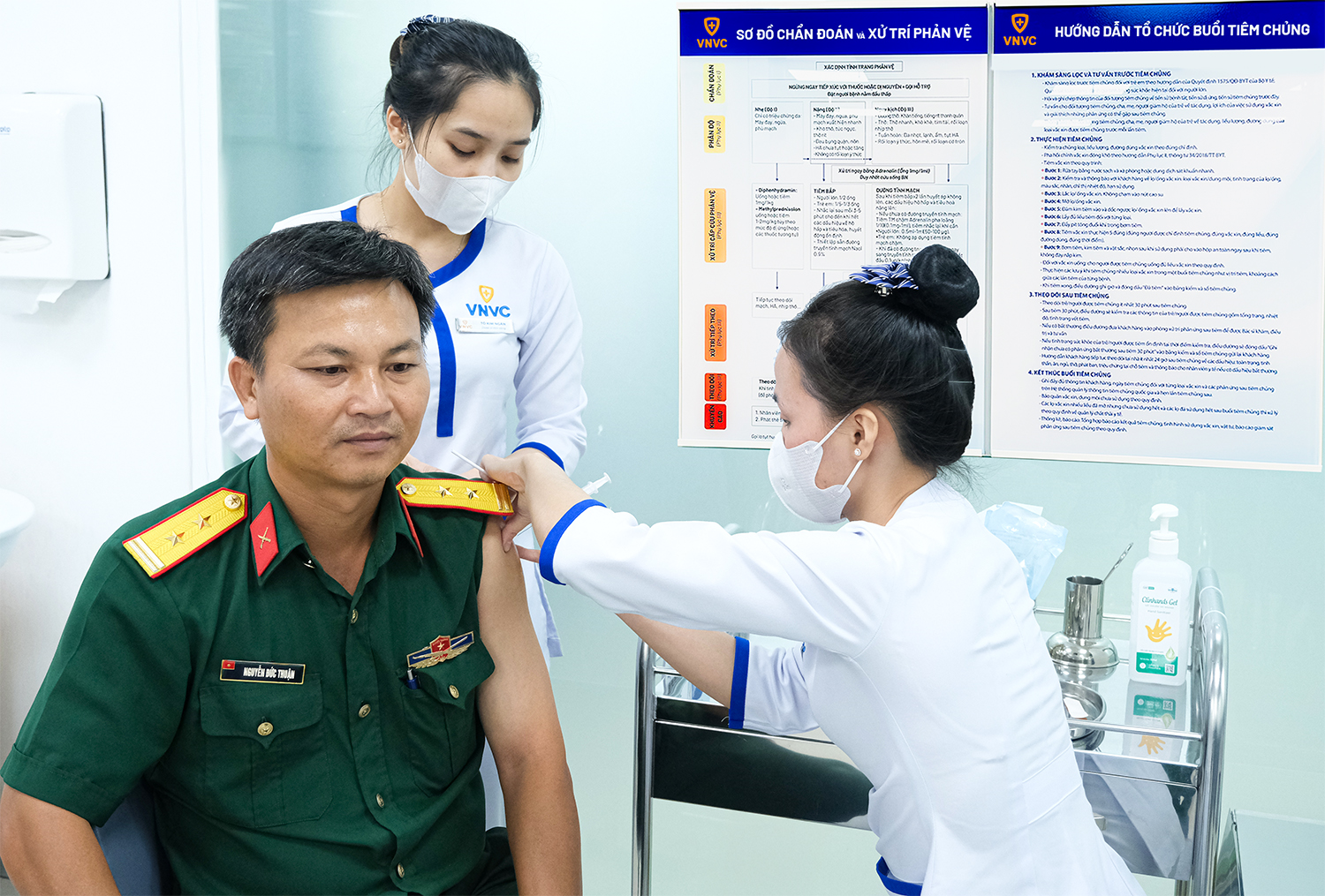Tiêm vaccine não mô cầu miễn phí cho cán bộ, chiến sĩ tham gia tìm kiếm, quy tập hài cốt liệt sĩ
