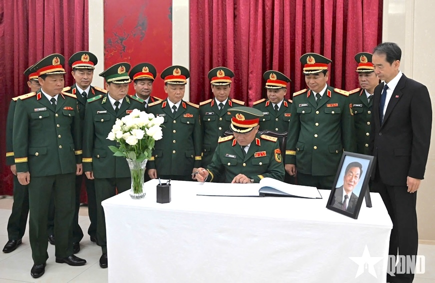 Đoàn đại biểu Quân ủy Trung ương, Bộ Quốc phòng viếng nguyên Thủ tướng Quốc vụ viện nước Cộng hòa nhân dân Trung Hoa Chu Dung Cơ