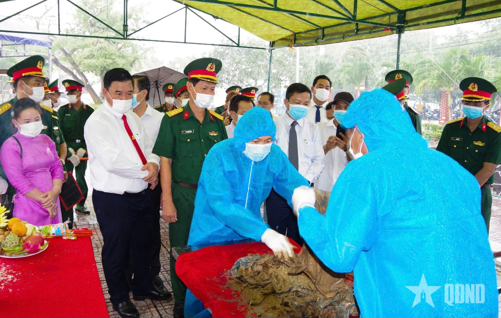 Cà Mau: Khai quật, lấy mẫu sinh phẩm hài cốt liệt sĩ tại Nghĩa trang liệt sĩ U Minh