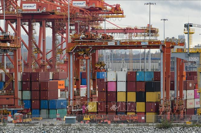 Mỹ tạm hoãn áp thuế hàng hóa của Canada