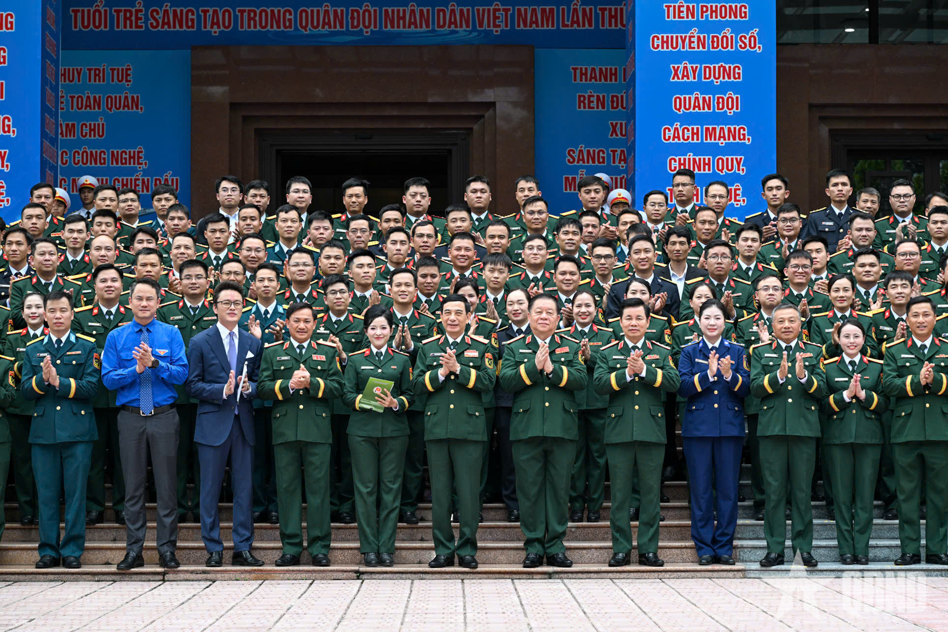 Đại tướng Phan Văn Giang dự, chỉ đạo chương trình Tổng kết, trao Giải thưởng Tuổi trẻ sáng tạo trong Quân đội lần thứ 26
