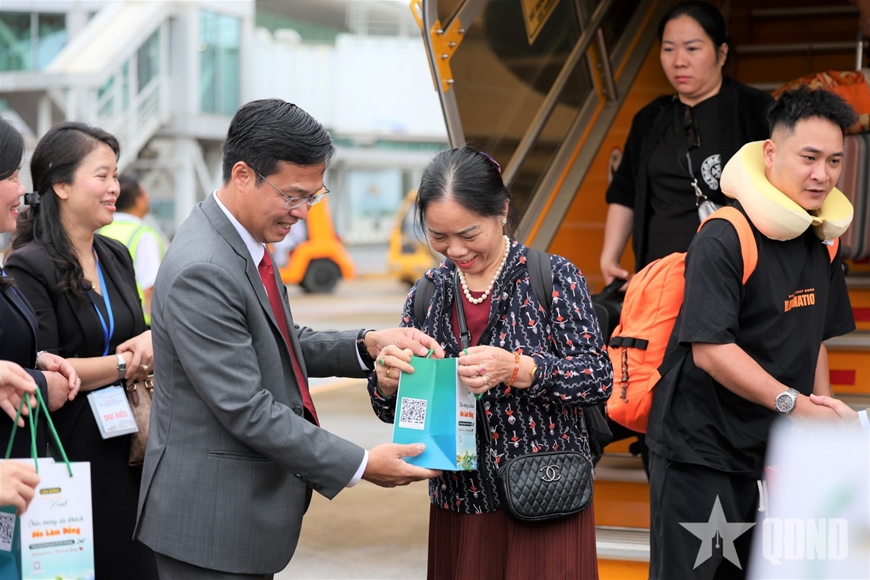 Sân bay Liên Khương nhộn nhịp trong ngày hoạt động trở lại