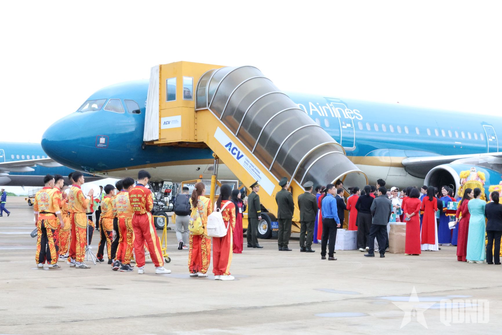 Sân bay Liên Khương nhộn nhịp trong ngày hoạt động trở lại