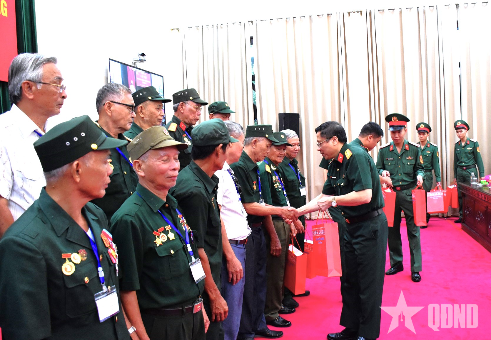 Bộ Quốc phòng gặp mặt đoàn đại biểu người có công với cách mạng thành phố Đồng Nai