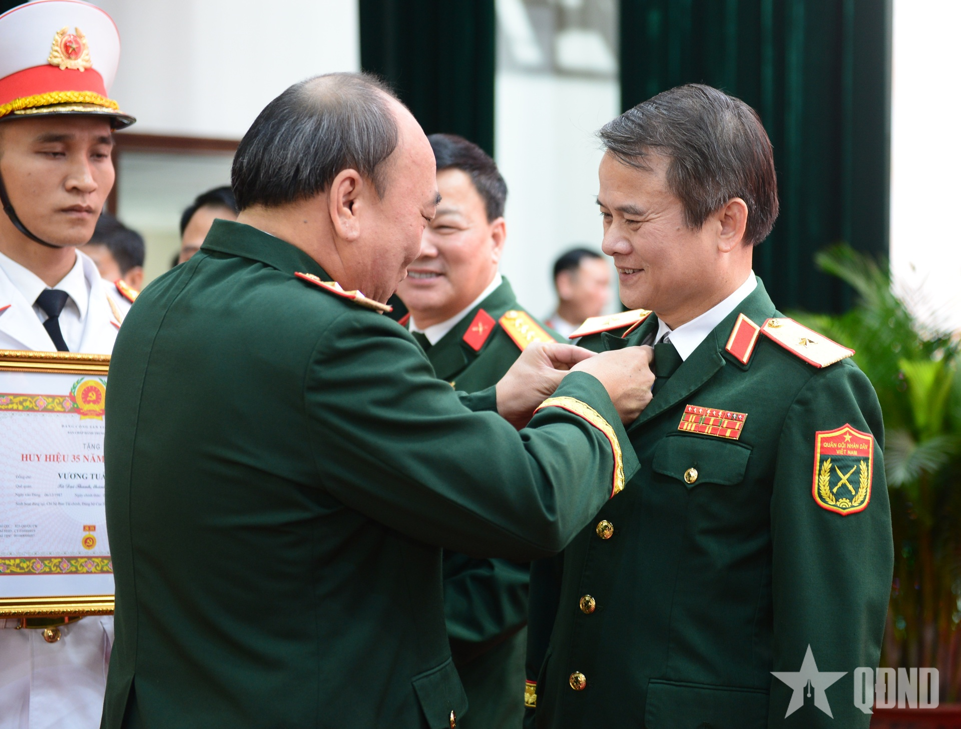 Đảng ủy Cục Hậu cần (Bộ Tổng Tham mưu) tổ chức Lễ trao tặng Huy hiệu Đảng