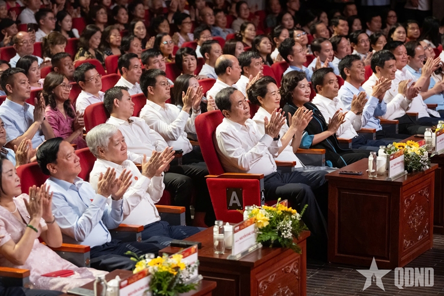 Chủ tịch Quốc hội Trần Thanh Mẫn dự Chương tr&igrave;nh nghệ thuật ch&iacute;nh luận "Nắng Ba Đ&igrave;nh"