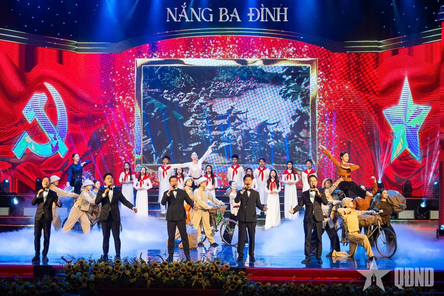 Chủ tịch Quốc hội Trần Thanh Mẫn dự Chương tr&igrave;nh nghệ thuật ch&iacute;nh luận "Nắng Ba Đ&igrave;nh"