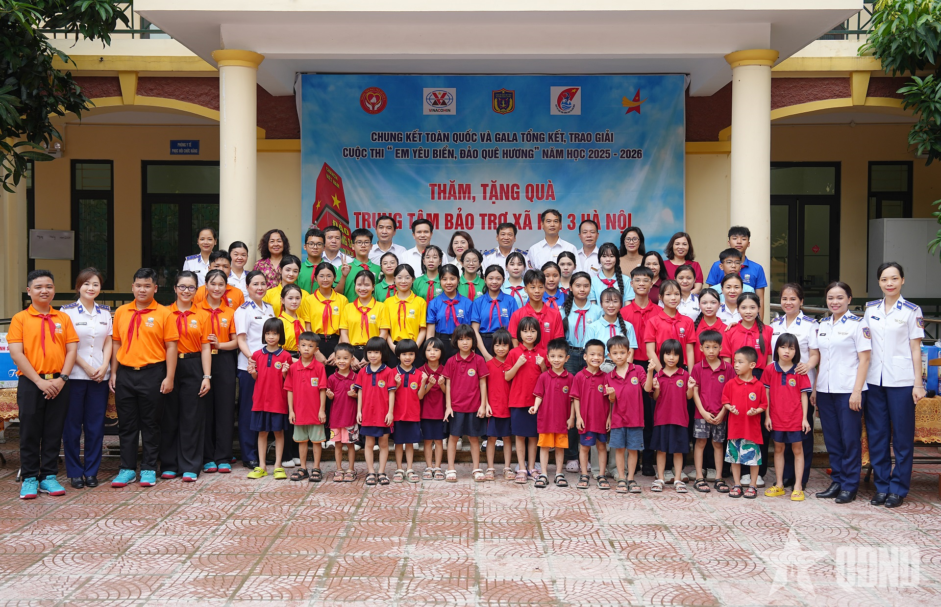 Cảnh sát biển tặng quà trẻ em có hoàn cảnh khó khăn tại Hà Nội
