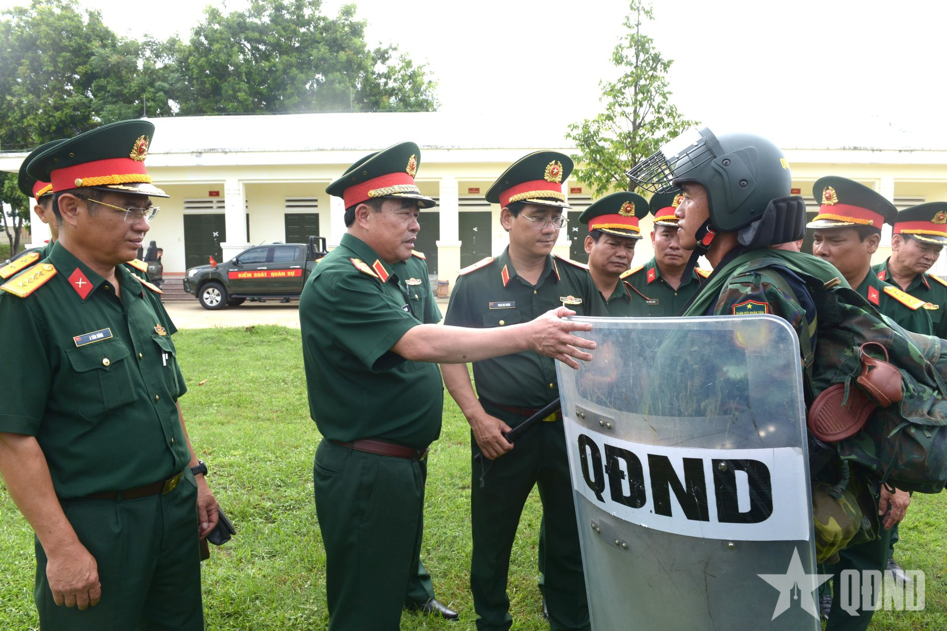 Trung tướng Nguyễn Bá Lực kiểm tra sẵn sàng chiến đấu tại Bộ CHQS tỉnh Quảng Ngãi