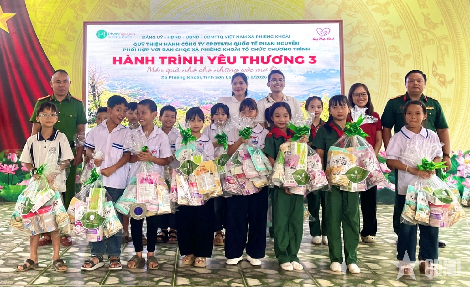 “Hành trình yêu thương 3” trao 400 suất quà tặng học sinh xã Phiêng Khoài (tỉnh Sơn La)