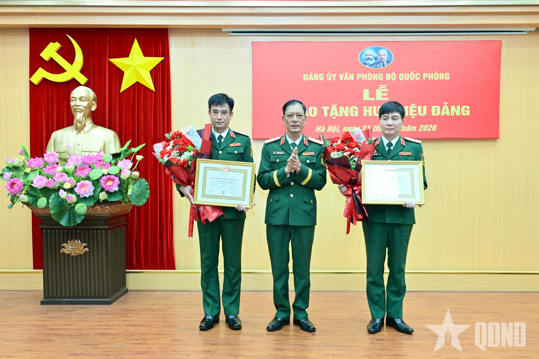 Trao Huy hiệu Đảng tặng các đảng viên thuộc Đảng bộ Văn phòng Bộ Quốc phòng