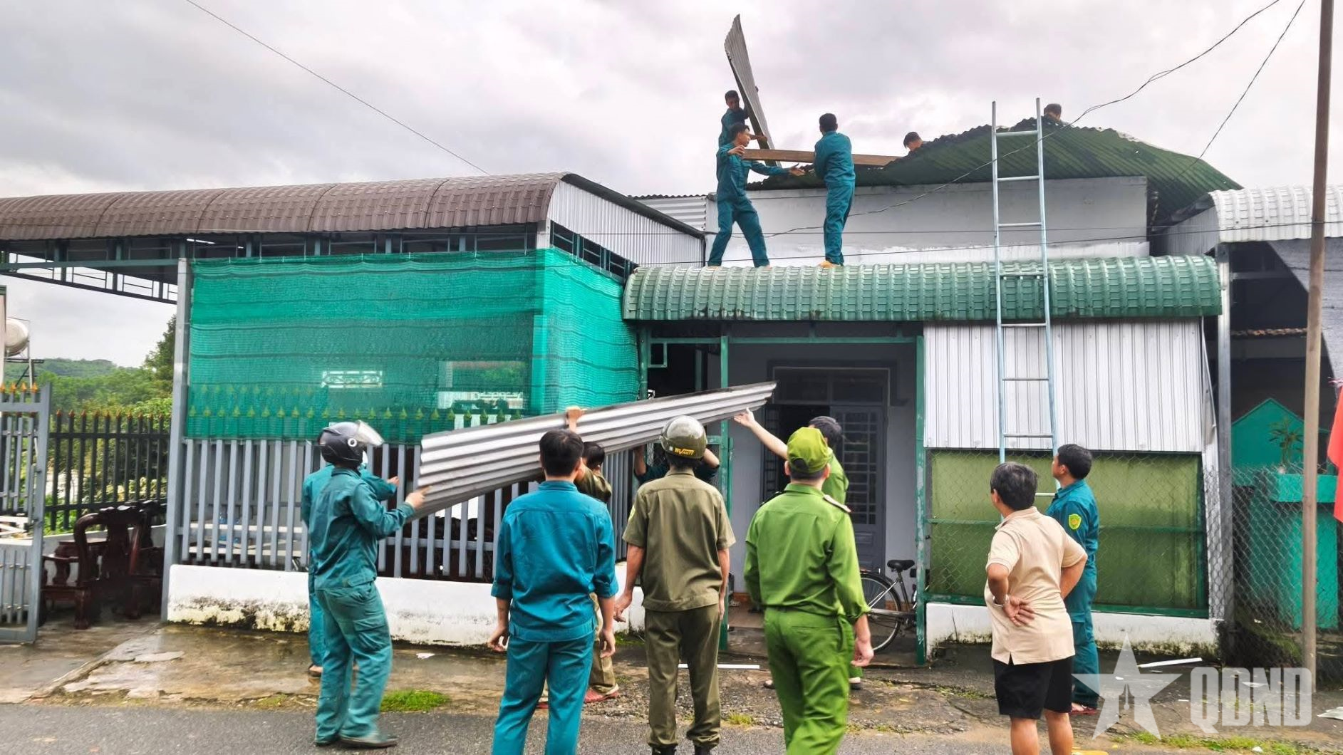 Lực lượng vũ trang tỉnh Lâm Đồng khẩn trương tham gia khắc phục hậu quả mưa lũ
