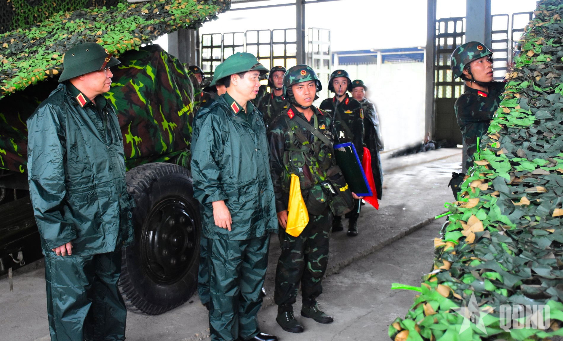Thượng tướng Đỗ Xuân Tụng kiểm tra khả năng tổ chức chỉ huy, chuyển trạng thái sẵn sàng chiến đấu của Lữ đoàn Pháo binh 168 (Quân khu 2)