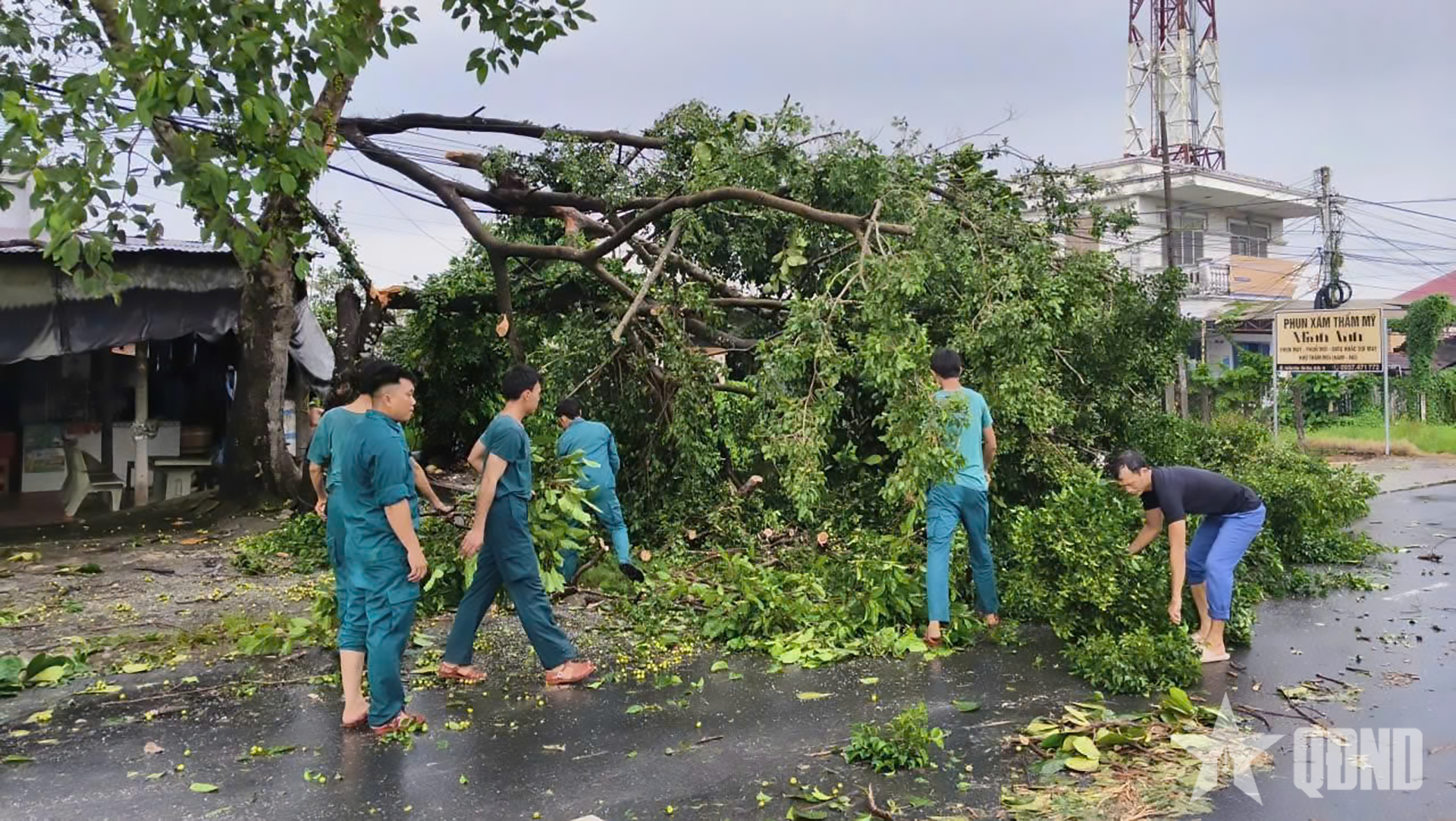 Lực lượng vũ trang tỉnh Tây Ninh giúp dân khắc phục hậu quả thiên tai
