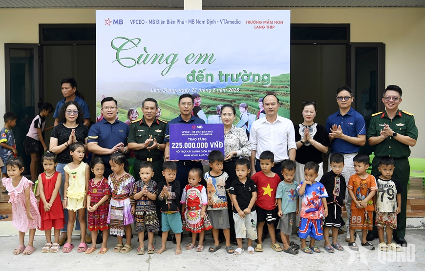 Tiếp bước đến trường cho học sinh Lang Thíp, tỉnh Lào Cai
