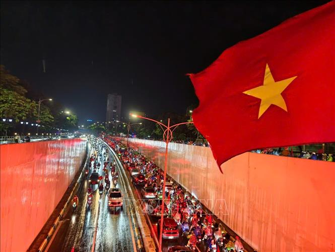 Người dân Thủ đô đội mưa ăn mừng chiến thắng của đội tuyển Việt Nam