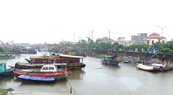 Bão số 4 giật cấp 10, Quảng Ninh và Hải Phòng mưa to
