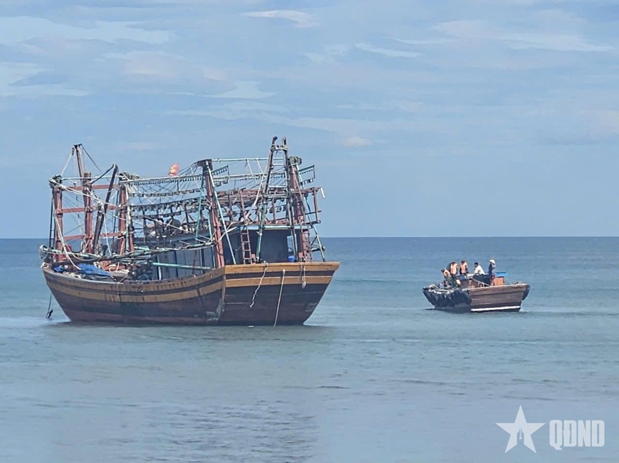 Bộ đội Biên phòng hỗ trợ cứu kéo tàu cá mắc cạn