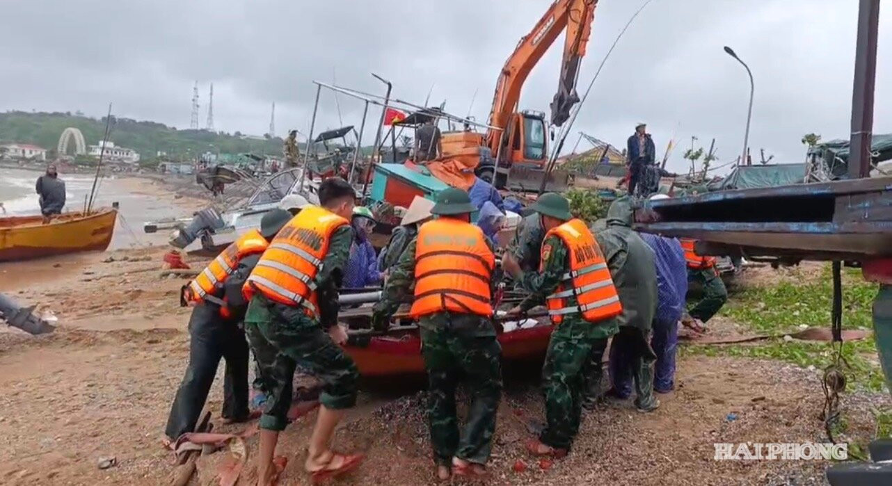 Bão số 4 di chuyển chậm, vùng biển Quảng Ninh - Hải Phòng gió giật cấp 10