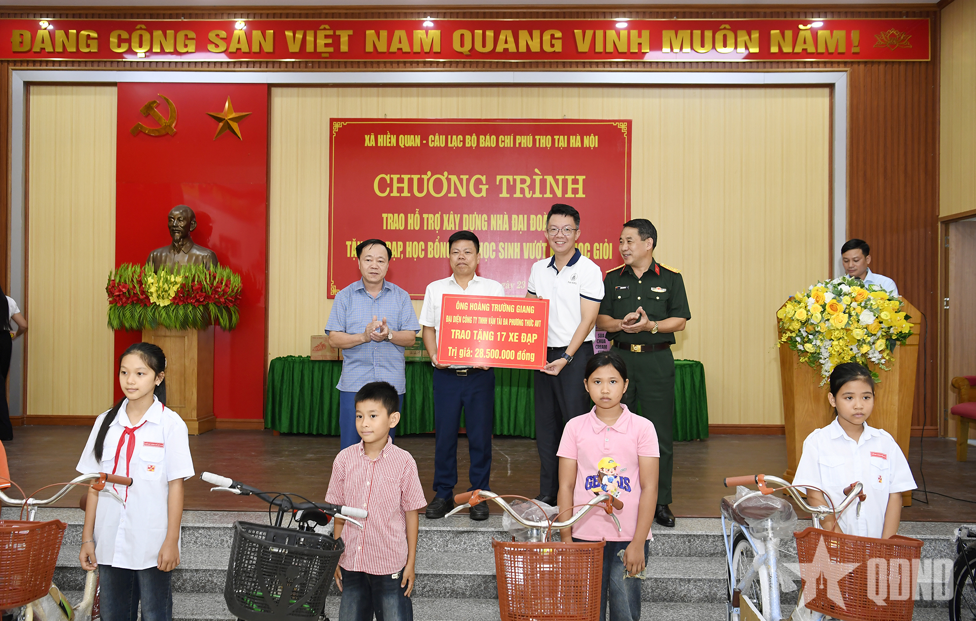 Trao quà an sinh xã hội tại xã Hiền Quan (tỉnh Phú Thọ)