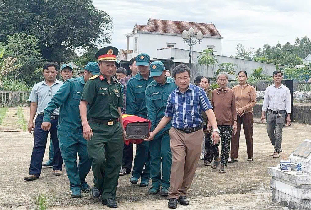 Quảng Ngãi: Truy điệu, an táng hài cốt 2 liệt sĩ tại quê nhà

