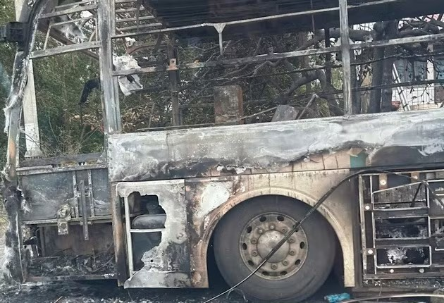 Xe khách giường nằm bốc cháy trên Quốc lộ 1A, gần 40 người thoát nạn