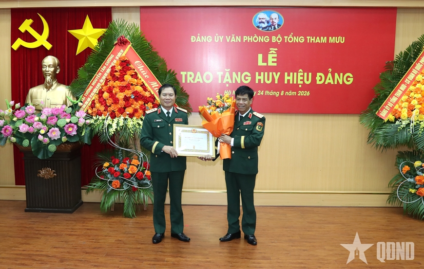 Trao Huy hiệu Đảng tặng các đảng viên thuộc Đảng bộ Văn phòng Bộ Tổng Tham mưu