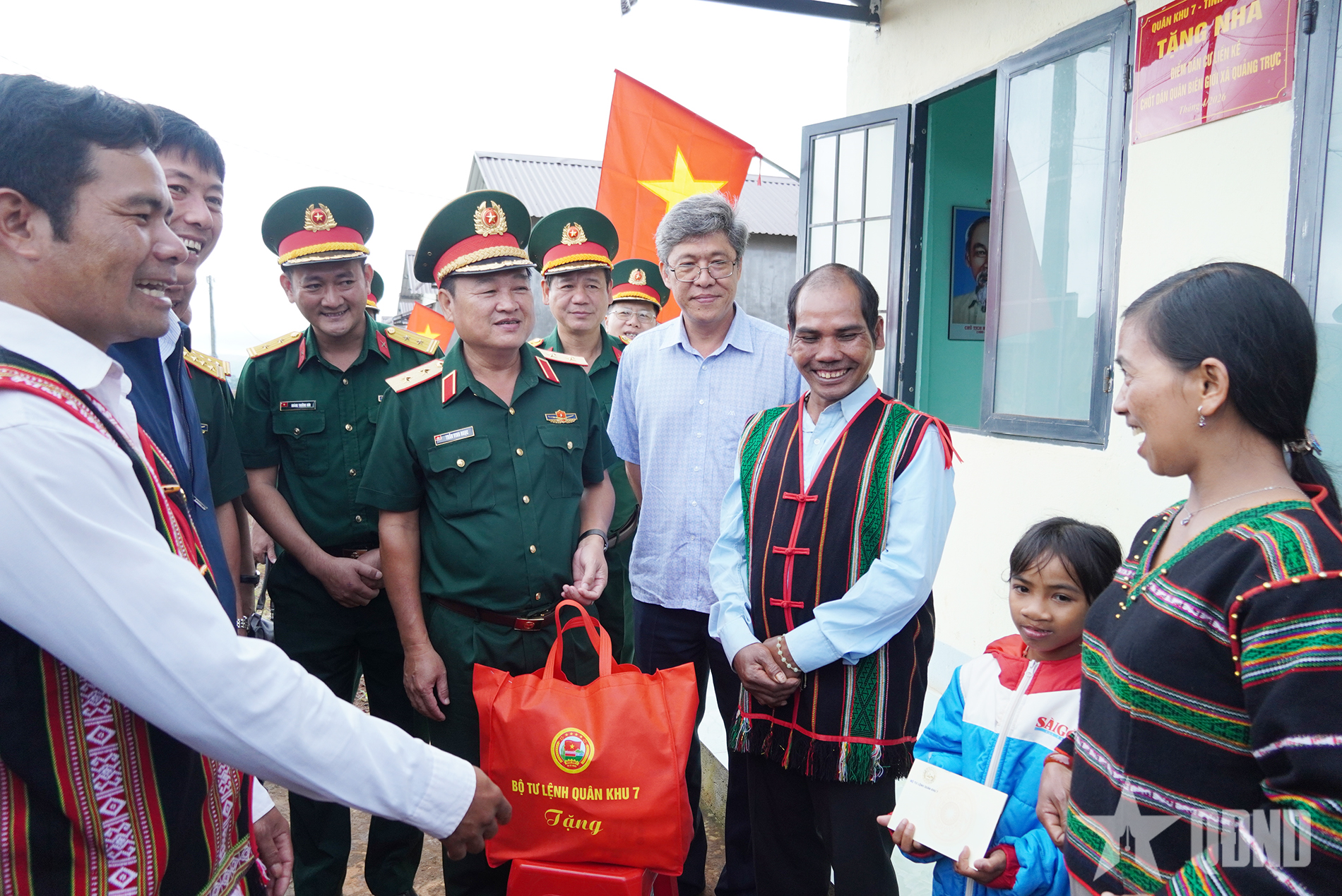 Bộ tư lệnh Quân khu 7 thăm, động viên các lực lượng và nhân dân khu vực biên giới xã Quảng Trực (tỉnh Lâm Đồng)